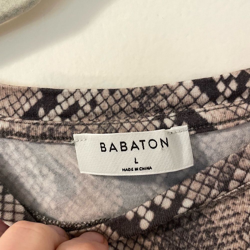 Aritzia Babaton Snake Animal Print Cropped Mobwife Tee Size Large - Picture 3 of 6